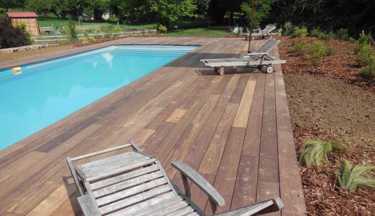 piscine avec terrasse en bois