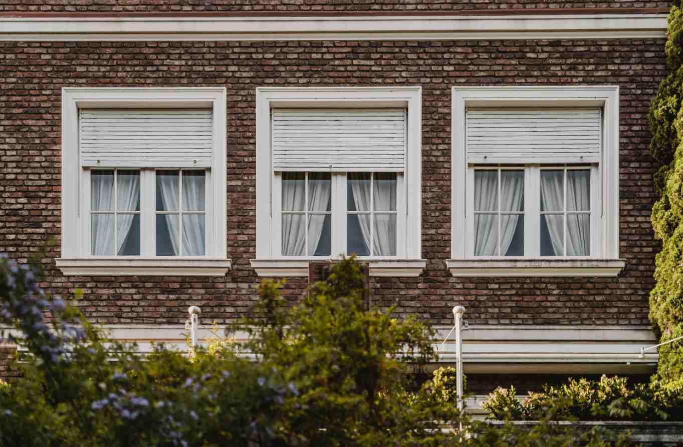 Trois fenêtres avec volets semi fermés