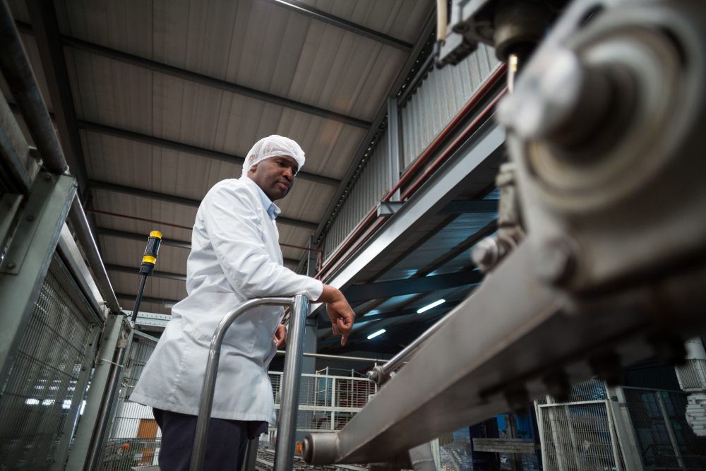 Ingénieur d'usine surveillant la ligne de production