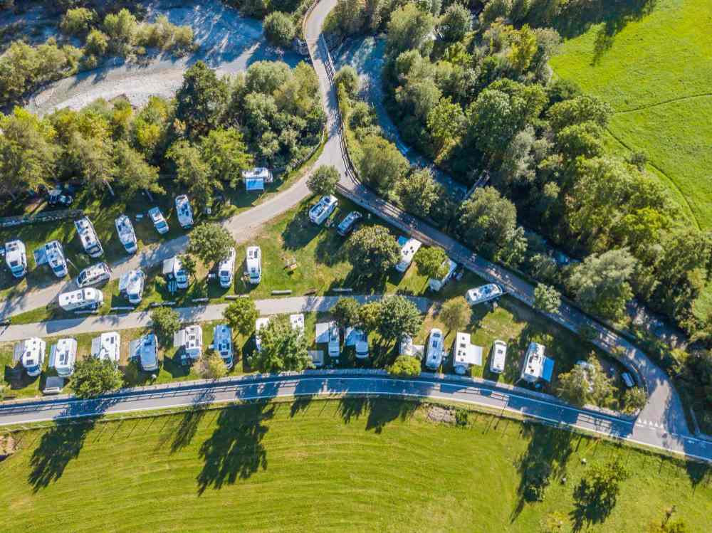 Vue en plongée d'arbres sur un champ